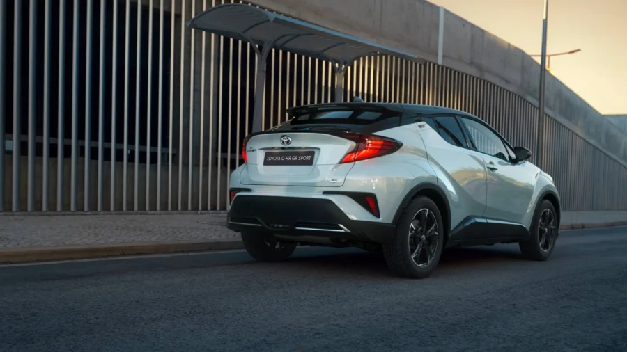 Фото Toyota C-HR сзади