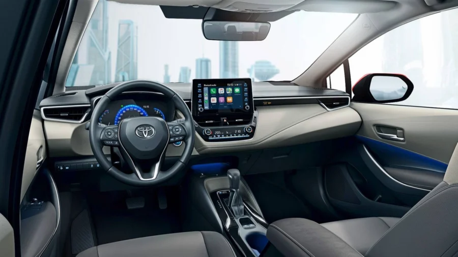Фото переднего ряда в Toyota Corolla