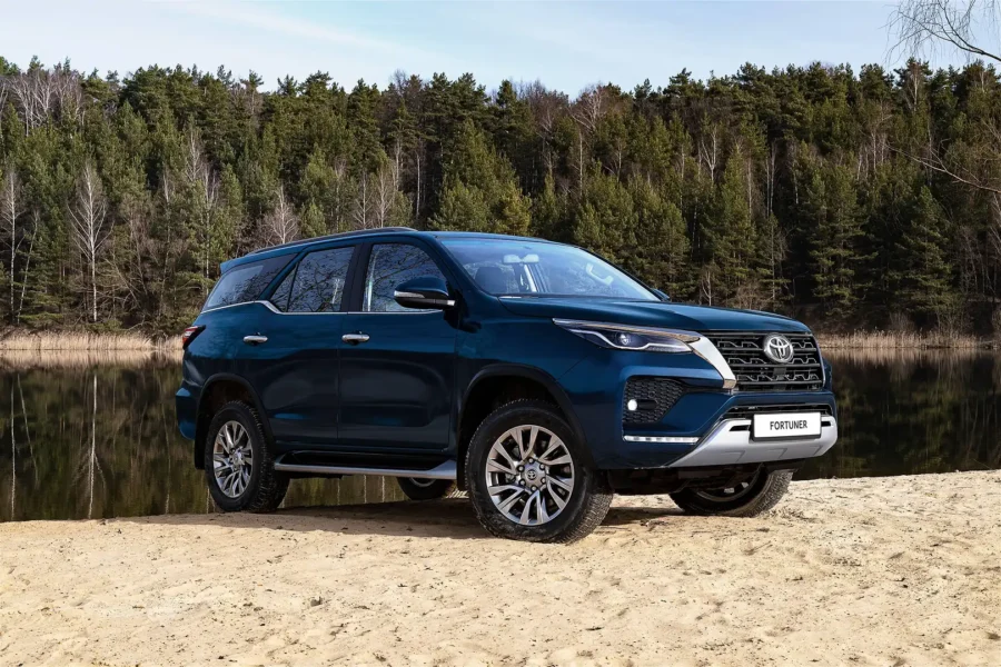 Фото Toyota Fortuner с боковой стороны