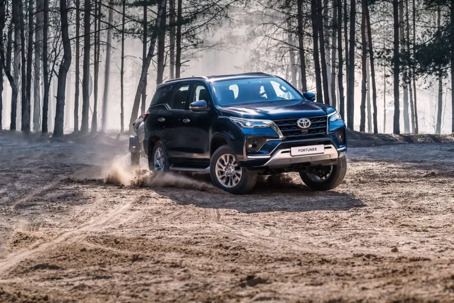 Фото Toyota Fortuner спереди