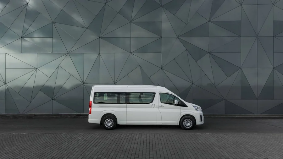 Фото Toyota Hiace с боковой стороны