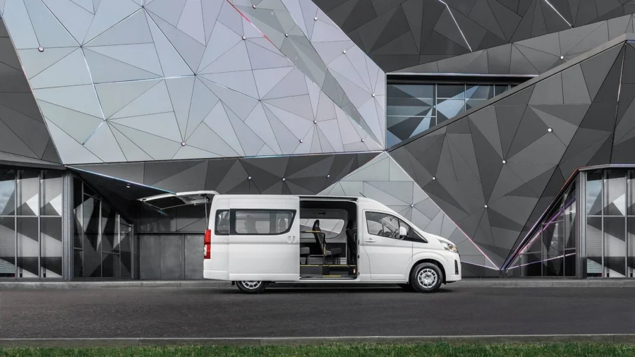 Фото Toyota Hiace с боковой стороны с открытой дверью