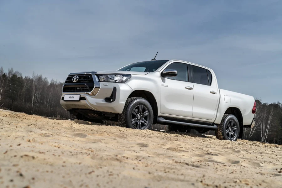 Toyota Hilux с боковой стороны