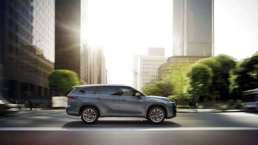 Фото Toyota Highlander с боковой стороны
