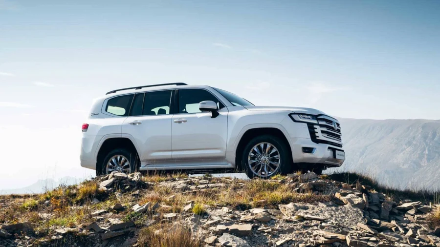 Фото Toyota Land Cruiser 300 с боковой стороны
