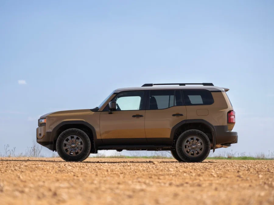Фото Toyota Land Cruiser Prado 250 с боковой стороны